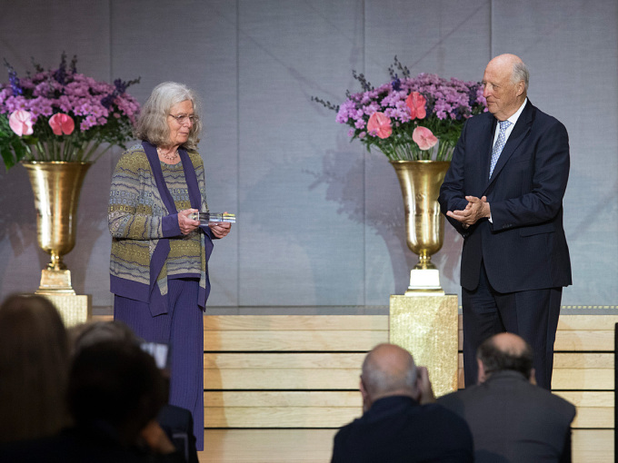 Kong Harald overrekkjer Abelprisen til Karen Uhlenbeck i Universitetets aula. Foto: Terje Bendiksby / NTB scanpix